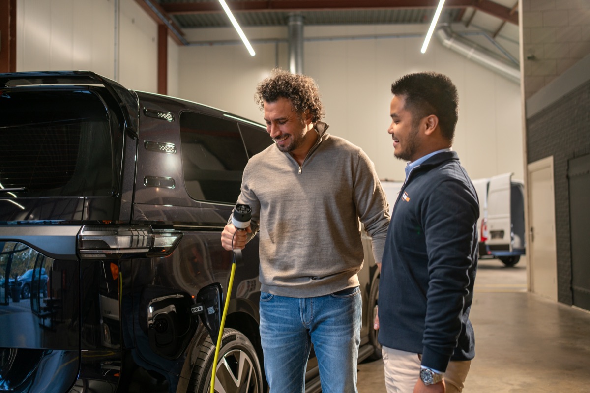 Collega's van DutchVans in de showroom