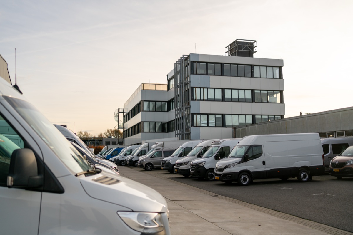 DutchVans vestiging en wagenpark in Barneveld