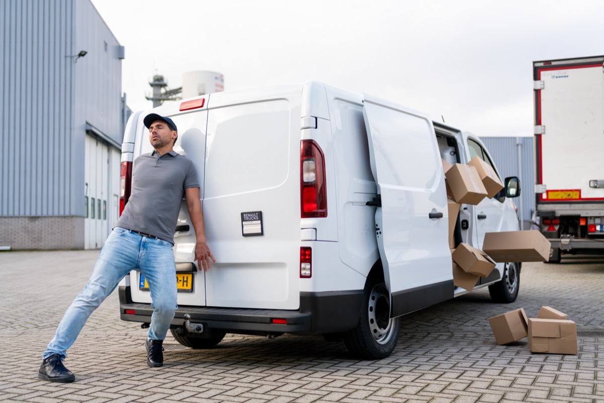 DutchVans medewerker laadt een bedrijfswagen in